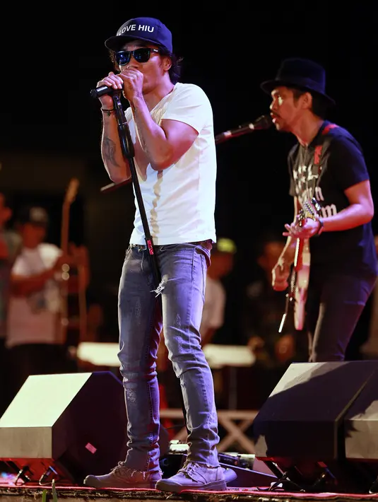 Seperti biasa Kaka Slank sang vokalis tampil simple namun tetap keren. Mengenakan kaos putih dan jeans, ia pun tak lupa memakai topi dan kacamata hitam sebagai aksesoris pelengkap tampilan kerennya hari itu. (Deki Prayoga/Bintang.com)