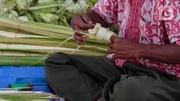 Menariknya kulit ketupat yang mereka jual dibuat dadakan. (Liputan6.com/Angga Yuniar)