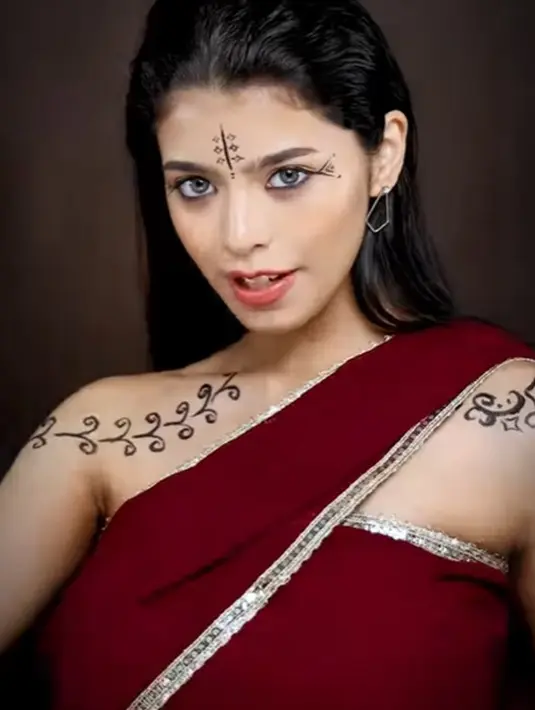 Tren makeup Asoka mengambil inspirasi dari lagu San Sanana yang terdapat dalam film Asoka. Tren ini kemudian viral di mana-mana, hingga Jharna Bhagwani turut serta mengunggah hasil makeupnya menggunakan lagu San Sanana. [Foto: Instagram/jharnabhagwani]