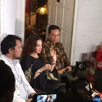 Reza Artamevia saat preskon di rumah ayahnya di bilangan Radio Dalam, Jakarta Selatan. Dia didampingi kuasa hukumnya Ramdan Alamsyah dan Muhammad Kamil. (Adrian Putra/Bintang.com)