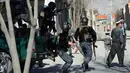 Petugas keamanan tiba di lokasi serangan bom bunuh diri di Kabul, Afghanistan (28/12). Serangan ini terjadi di kantor berita Afghan Voice dan sebuah pusat budaya Syiah di Kabul. (AP Photo / Rahmat Gul)