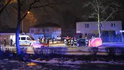 Petugas menyelidiki kecelakaan mobil yang menimpa Perdana Menteri (PM) Polandia, Beata Szydlo di Oswiecim, Jumat (10/2). PM Polandia terluka setelah limousinnya bertabrakan dengan mobil yang dikendarai pemuda berusia 20 tahun. (ANDRZEJ GRYGIEL/PAP/AFP)