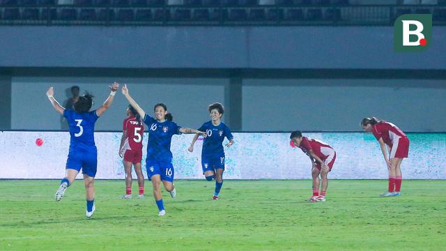 Foto: Kecewa Berat Pemain Timnas Indonesia Putri Setelah Dipastikan Gagal Lolos ke Piala Asia Putri 2026