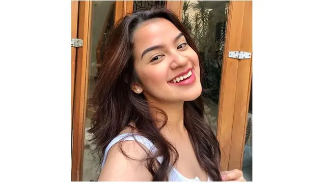 Meki jarang terekspos, anak ketiga dari tiga bersaudara ini cukup aktif di media sosial. Ia kerap membagikan rutinitasnya di akun Instagram.
