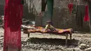 Seorang anak laki-laki berbaring di dipan dekat rumahnya yang dilanda banjir, di Charsadda, Pakistan, Rabu (31/8/2022). Para pejabat di Pakistan menyampaikan kekhawatiran Rabu atas penyebaran penyakit yang ditularkan melalui air di antara ribuan korban banjir saat air banjir dari hujan monsun yang kuat mulai surut di banyak bagian negara. (AP Photo/Fareed Khan)