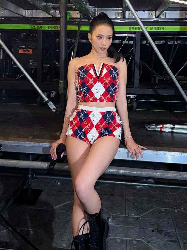 Jisoo Blackpink di kostum konser. [@sooyaaa__]