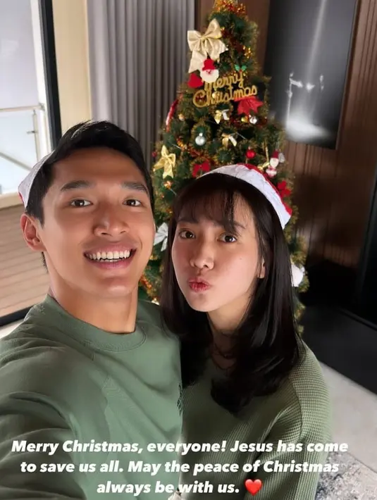 Rayakan Natal pertama sebagai suami-istri, begini penampilan kompak Shanju dan Jojo pakai atasan serba hijau dan topi santa claus. [@shanju]