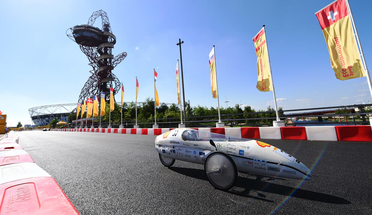 Mobil prototipe etanol dari tim Hanseatic Efficiency asal Jerman melaju saat mengikuti European Drivers World Championship Shell Make the Future Live di mulai di London (25/5). (Mark Pain / Shell via AP Images)
