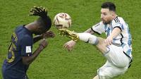 Pemain Timnas Argentina, Lionel Messi (kanan) berebut bola dengan pemain Timnas Prancis, Eduardo Camavinga saat laga final Piala Dunia 2022 di Lusail Stadium, Lusail, Qatar, Sunday, 18 Desember 2022. Messi memutuskan untuk bergabung dengan klub MLS, Inter Miami pada Rabu (7/6/2023). (AP Photo/Christophe Ena)