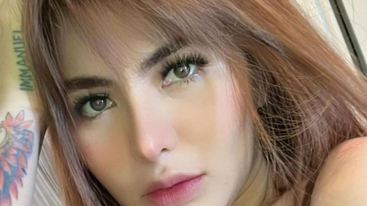 Angela Lee menunjukkan beberapa foto setelah kecelakaan terjadi. Ia menyebut jika kondisinya tak sadarkan diri saat kecelakaan berlangsung, dan baru sadarkan diri usai sehari menjalani perawatan di rumah sakit.