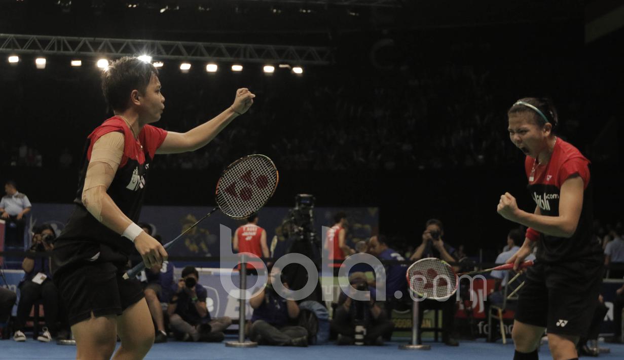 Pasangan Indonesia, Greysia Polii/Apriani Rahayu, berhadapan dengan pasangan Korea, Chae Yoo Jung/Kim So Yeung di Indonesia Open 2017 di JCC, Rabu (14/6/2017). Indonesia menang 12-21, 25-23, dan 21-14. (Bola.com/M Iqbal Ichsan)