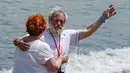 Aleksander Doba bersama istrinya jelang keberangkatan dirinya menuju Lisbon, Portugal dengan menggunakan kayak, New York, Minggu (29/5). Sebelumnya, Doba pernah diangkat menjadi petualang National Geographic tahun 2015. (AFP Photo/Eduardo Munoz)