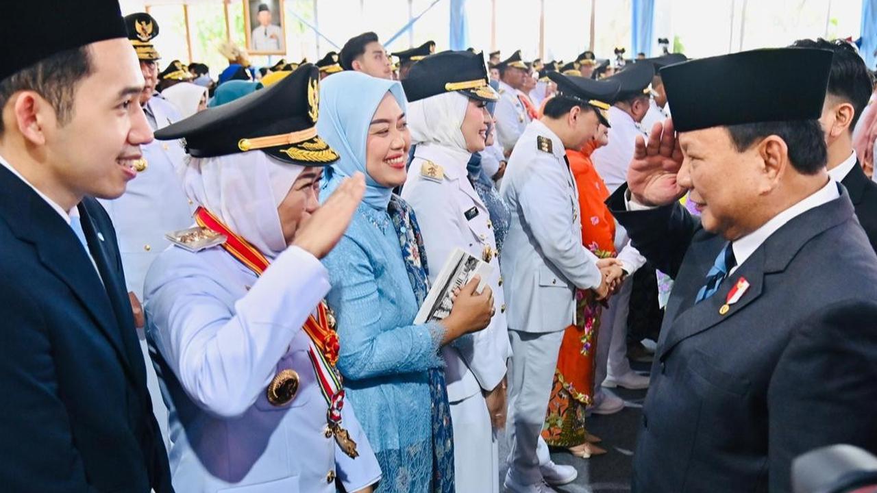 VIDEO: Kejutan Prabowo Hormat ke Gubernur Jatim Khofifah Usai Lantik Kepala Daerah di Istana Negara