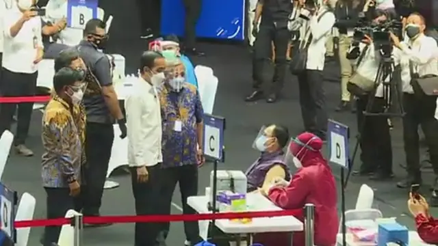 Presiden Jokowi memantau proses vaksinasi wartawan di Gelora Bung Karno (GBK), Jakarta. (Istimewa)