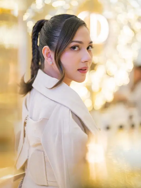 Penampilan Jessica Mila terlihat menawan dengan high braided hair dan poni samping. Makeupnya dibuat minimalis dengan lipstik kecokelatan. [@jscmila]