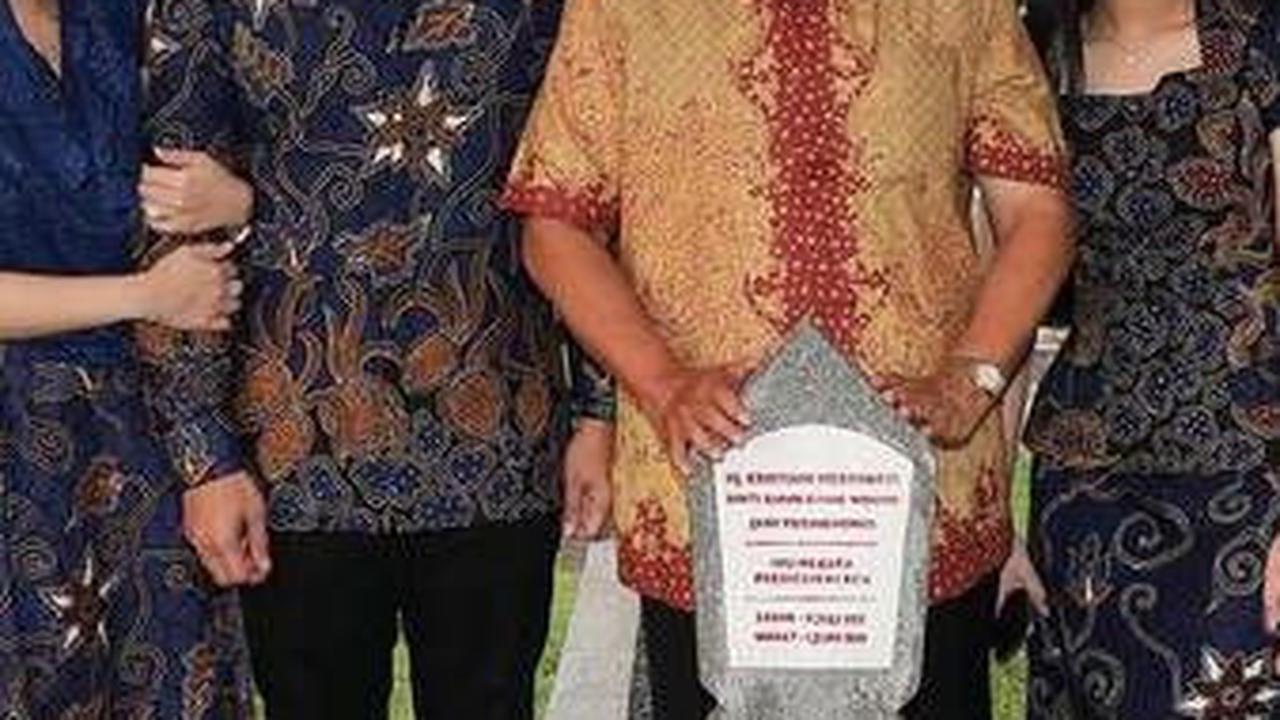 Potret Kompak Annisa Pohan dan Aira Ziarah ke Makam Ani Yudhoyono, Sama-sama Pakai Batik Bak Kakak Beradik