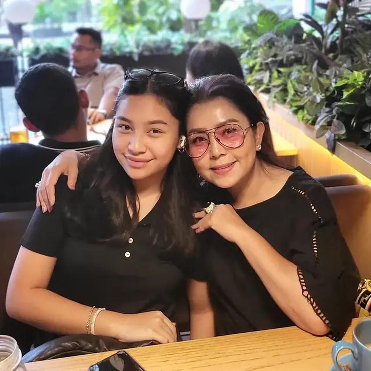 6 Gaya Outfit Mayangsari dan Khirani yang Selalu Kompak, Tampil Bak Bestie