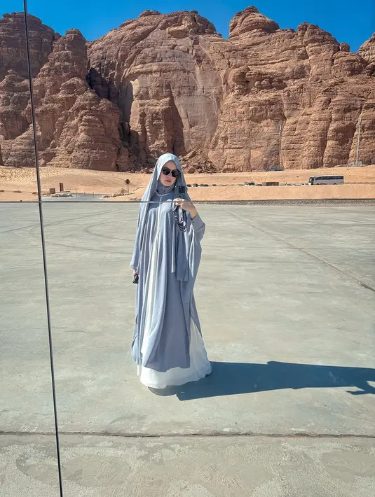 Makin memesona di era single, Kimberly Ryder semakin menunjukkan pesona dan keanggunannya dalam setiap penampilan. Pilihan busana dari Klamby yang dikenakannya tak hanya mencerminkan keindahan dalam kesederhanaan, tetapi juga menjadi inspirasi bagi banyak wanita Muslim yang ingin tampil modis saat beribadah. [@kimbrlyryder].