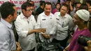 Menkumham Yasonna Laoly berbincang dengan narapidana di dalam ruang lapas Salemba, Jakarta, Rabu (9/3/2016). Kunjungan Menkumham tersebut untuk mengontrol peredaran narkotika di dalam Lapas. (Liputan6.com/Yoppy Renato)
