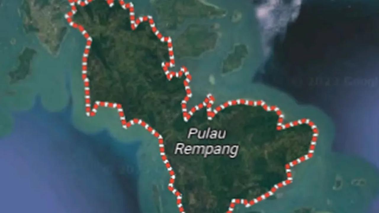 "Jadi kalau disosialisasikan dengan baik, menurut saya ndak ada masalah. Sekarang juga sedang dikerjakan," sambung Luhut.