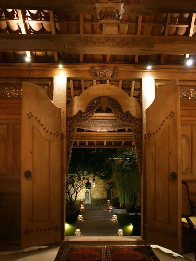 Teras Jawa dengan Pintu Ukir Tradisional