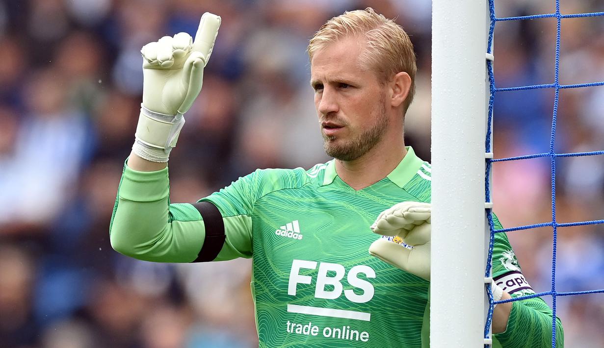 Kasper Schmeichel - Kiper Leicester City sukses membawa negaranya ke Piala Dunia 2022. Tampil di seluruh pertandingan kualifikasi, Kasper Schmeichel hanya mengalami satu kekalahan dan kebobolan tiga gol. (AFP/Glyn Kirk)