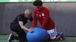 Striker Mesir, Mohamed Salah, mengikuti sesi latihan jelang laga Piala Dunia di Stadion Akhmat, Rusia, Selasa (12/6/2018). Kondisi cedera bahu yang berangsur pulih membuatnya siap tampil di Piala Dunia 2018. (AFP/Karim Jaafar)