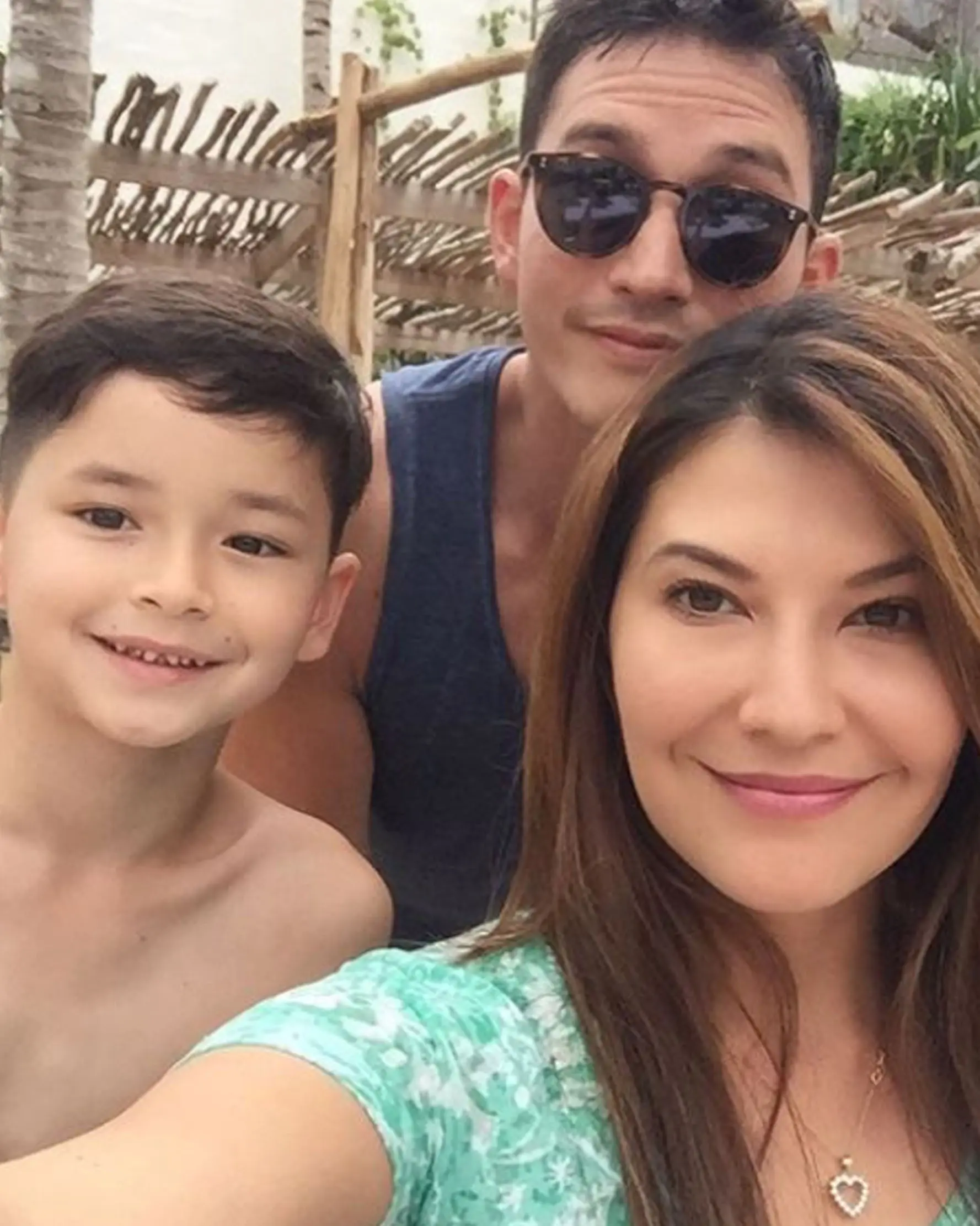 Tamara Bleszynski bersama Mike Lewis dan anak mereka, Kenzou. (Instagram)