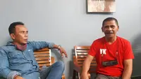 Yongky Kastanya (berbaju merah), bersama dengan mantan pemain Niac Mitra, Agus Sarianto. (Bola.com/Abdi Satria)