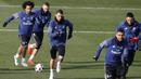 Para pemain Real Madrid melakukan latihan perdana di tahun 2017. Skuat Los Blancos kembali berlatih setelah sebelumnya mendapatkan libur akhir tahun. (EPA/Chema Moya)
