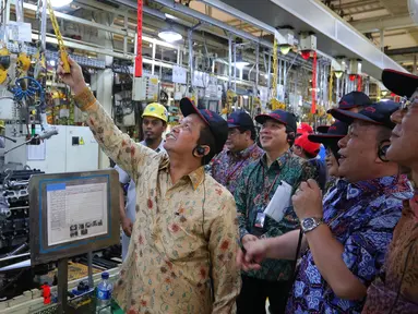 Ketua KEIN Soetrisno Bachir bersama para anggota KEIN melihat-lihat pabrik PT Toyota Motor Manufacturing Indonesia (TMMIN) Sunter I di Jakarta, Senin (9/5). Ini adalah kunjungan pertama KEIN ke industri skala besar di Indonesia (Liputan6.com/Angga Yuniar)