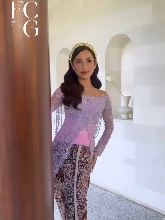 Bak Putri Jawa Modern, Jennifer Coppen Tampil Manis dalam Balutan Kebaya dan Kain Jumputan Nuansa Pastel Saat Siraman Jelang Pernikahan