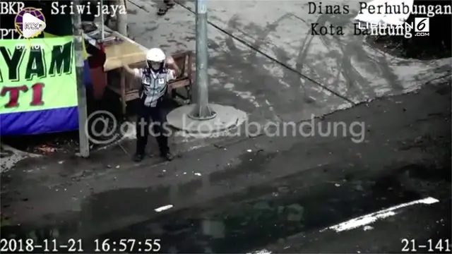 Usai menegur pengendara motor yang tak memakai helm, petugas Dishub Bandung melakukan aksi 'Helm Challenge' di pinggir jalan.