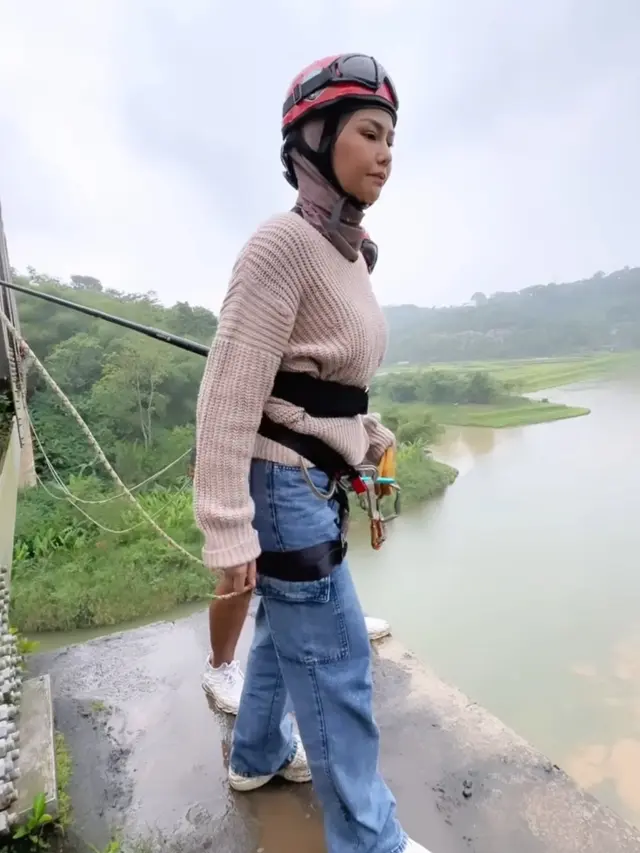 Dara Arafah Jajal Bungee Jumping