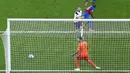 Pemain Crystal Palace Christian Benteke (kanan atas) mencetak gol ke gawang Tottenham Hotspur pada pertandingan Liga Inggris di Stadion Tottenham Hotspur, London, Inggris, Minggu (7/3/2021). Tottenham Hotspur melumat Crystal Palace 4-1. (Julian Finney/Pool via AP)