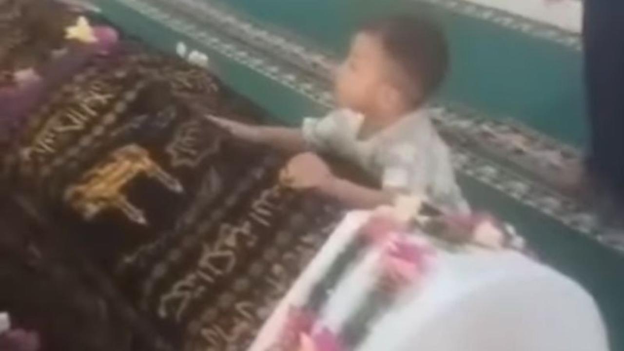 Momen Sedih Anak Kecil Ditinggal Meninggal Ibu, di Depan Keranda Jenazah Terus Bertanya 'Dimana Mama