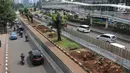 Kendaraan melintas di samping-pohon-pohon terdampak penataan ulang trotoar  di kawasan Sudirman, Jakarta, Jumat (9/3). Proses relokasi pohoN-pohon itu sudah dimulai sejak Selasa (6/3) dan ditarget selesai bulan Maret Ini. (Liputan6.com/Arya Manggala)