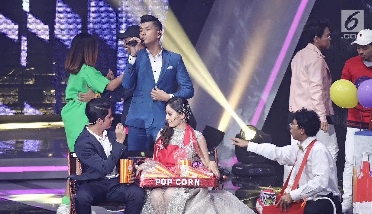 Penampilan Natasha Wilona dan Aliando Syarief dalam drama musikal Siapa Takut Jatuh Cinta pada ajang SCTV Awards 2017 di Jakarta, Rabu (29/11). Dalam beberapa tahun terakhir, SCTV memang sudah biasa menampilkan drama musikal (Liputan6.com/Herman Zakharia)
