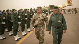 Komandan Zona Selatan Maroko Jenderal Belkhir el-Farouk (kanan) dan Komandan Pasukan Darat NATO di Turki dan Komandan Komando Darat Sekutu Letnan Jenderal Roger Cloutier saat menghadiri latihan militer Singa Afrika di Kompleks Grier Labouihi, Maroko, Rabu (9/6/2021). (AP Photo/Mosa'ab Elshamy)