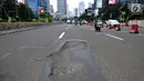 Kondisi jalanan yang berlubang di Jalan Jenderal Sudirman, Jakarta, Senin (11/3). Minimnya perawatan dan pengawasan membuat jalan tersebut berlubang hingga kedalaman 10 sentimeter. (merdeka.com/Iqbal S. Nugroho)