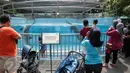 Pengunjung mengamati akuarium berisi lumba-lumba di Dolphin Bay, Taman Impian Jaya Ancol, Jakarta, Jumat (14/4). Wahana tersebut menjadi sarana edukasi sekaligus mengenalkan lebih dekat lumba-lumba kepada para pengunjung. (Liputan6.com/Faizal Fanani)