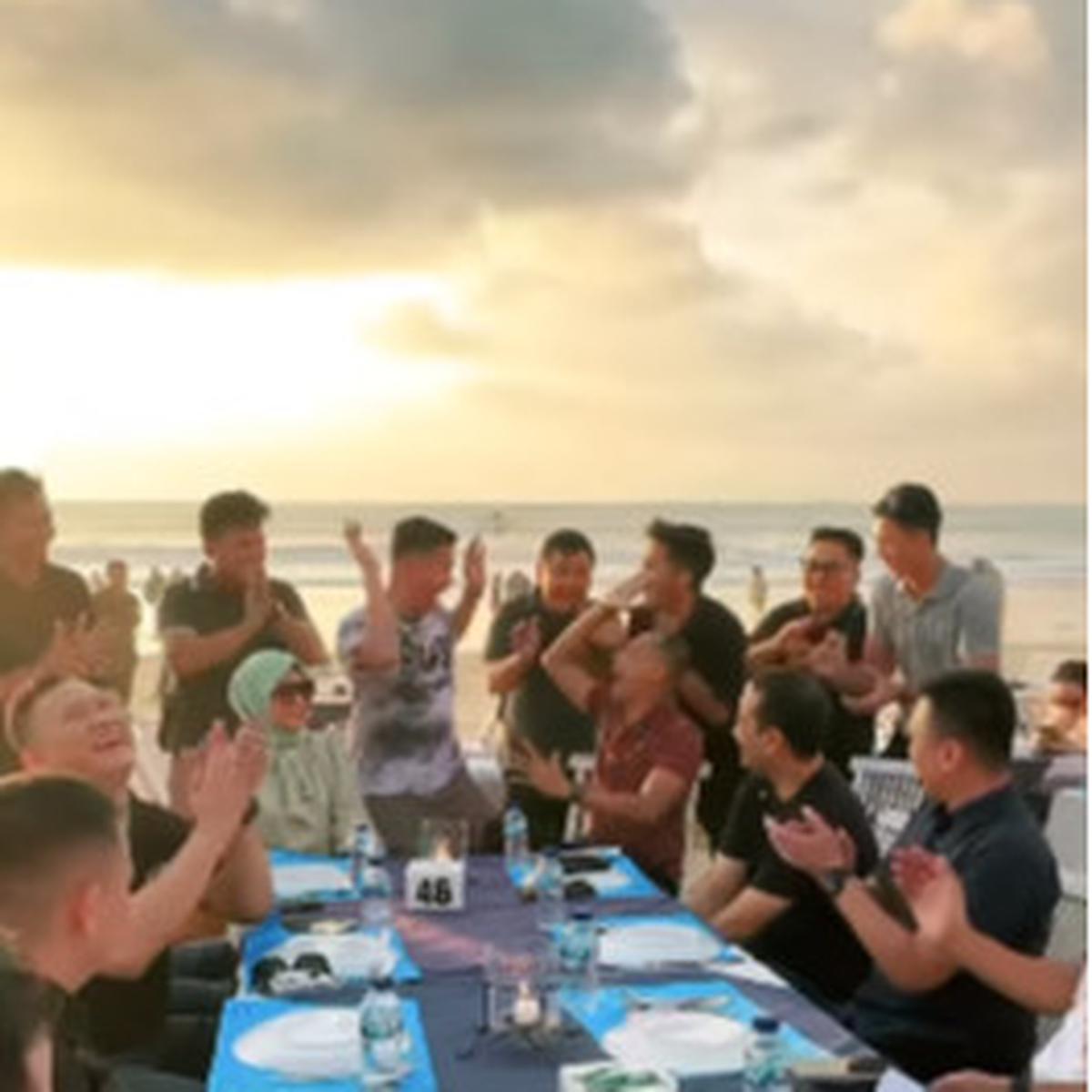 Pak Bhabin Ultah Dirayakan di Pinggir Pantai, Minta Naik Pangkat ke Sekpri Kapolri lalu Dapat 2 'Kado' Spesial