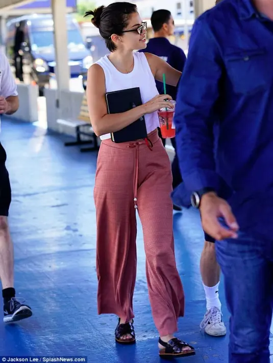 Selena Gomez sendiri sekarang bahagia dan tengah sibuk dengan kariernya. (Jackson Lee - Splash News - DailyMail)