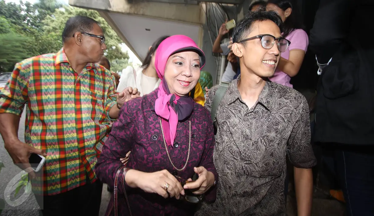 Ario Kiswinar didampingi ibunya, Aryani Soenarto mendatangi Polda Metro Jaya, Jakarta, Jumat (30/9). Kiswinar dan Ariyani membuat laporan terkait pelanggaran ITE dan pencemaran nama baik yang dilakukan Mario Teguh. (Liputan6.com/Immanuel Antonius)