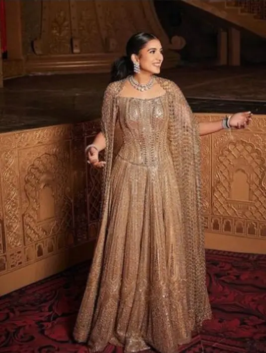 Set lehenga ini dihiasi lebih dari 20ribu kristal Swarovski yang dibuat oleh 70 pengrajin. Dipadukan dengan korset dan jubah bertali yang berfungsi sebagai dupatta. [@manishmalhotravows]