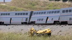 Sebuah truk hancur tergeletak di dekat kereta Amtrak yang tergelincir di Moorpark, California, pada Rabu, 28 Juni 2023. (Dean Musgrove/The Orange County Register via AP)