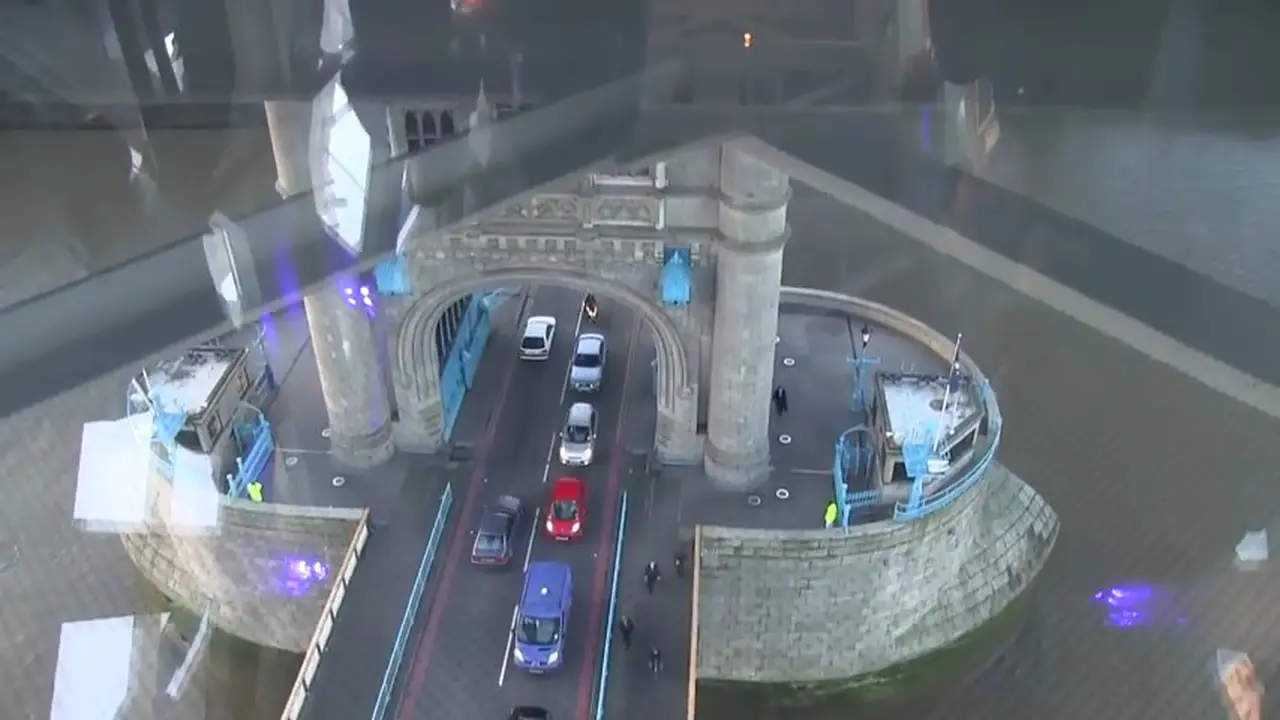 Wow, Jembatan Berlantai Tembus Pandang di London