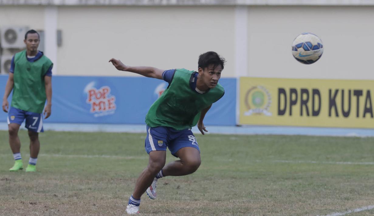 Pemain Persib, Yandi Sofyan menyundul bola saat latihan jelang semi final Piala Presiden melawan Mitra Kukar di Stadion Aji Imbut, Tenggarong, Kaltim, Sabtu (3/10/2015). (Bola.com/Vitalis Yogi Trisna)