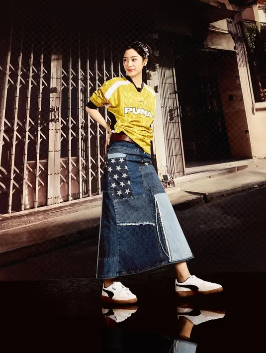 Kali ini, Tontawan terlihat lebih edgy sekaligus sporty dengan padanan boxy t-shirt dengan denim maxi skirt dan sneakers.  [@tontawan].