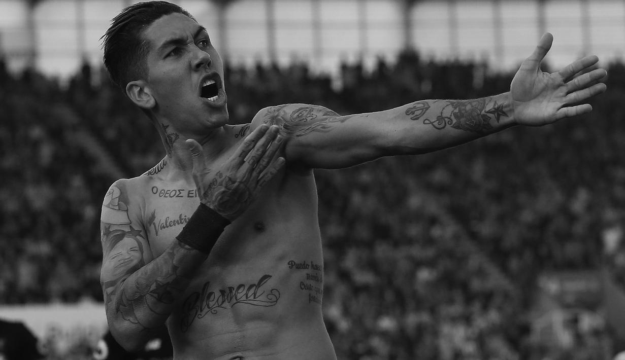 Bintang Liverpool, Roberto Firmino menghiasi tubuhnya dengan gambarr orang tuanya dan juga nama anak dan pacarnya serta tulisan berbahasa Jerman yang berarti “Cinta keluarga tidak ada ujungnya”.  (AFP/Lindsey Parnaby)